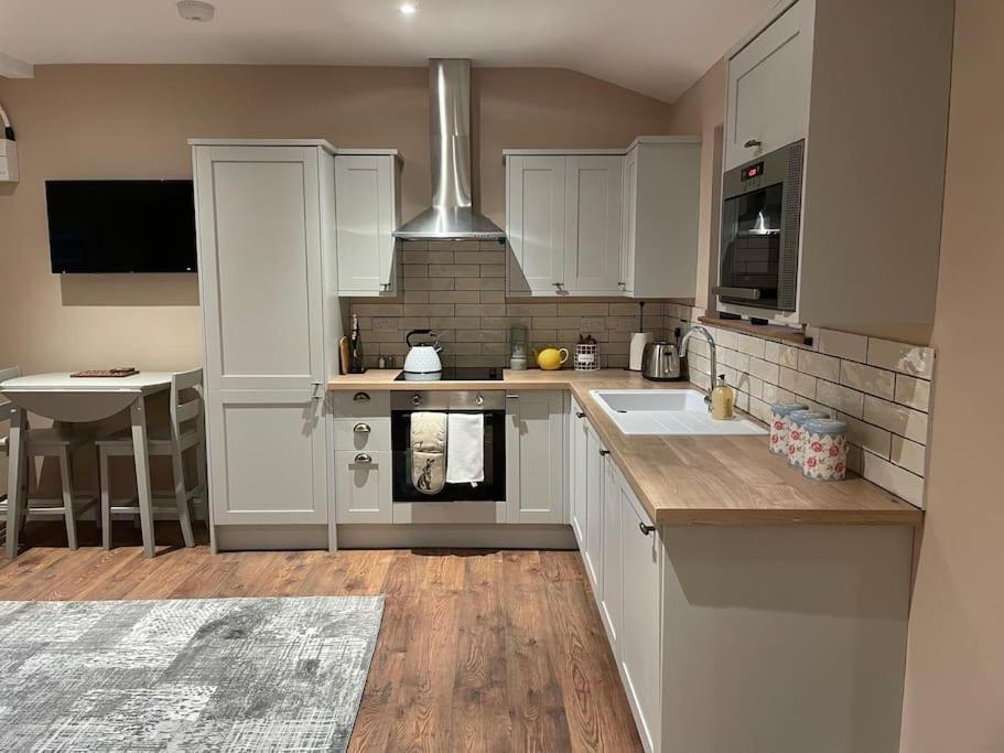 Tulip Cottage Wisborough Green Exterior photo